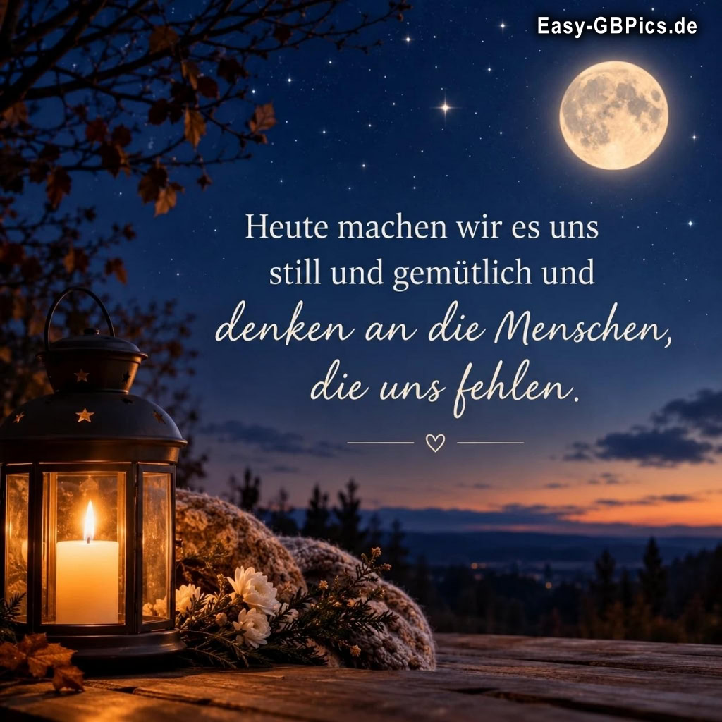 Eine Kerze in einer Laterne brennt bei Mondschein und Sterne, umgeben von herbstlichen Blättern und einer warmen Decke. Der Text dazu besagt, dass man heute still und gemütlich die Menschen bedenkt, die man vermisst.